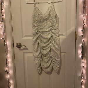 floral scrunched mini dress best fits medium